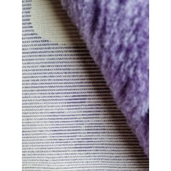 Vetbed med gummi bagside - Sort/lillameleret med sm lilla poter og store sorte poter