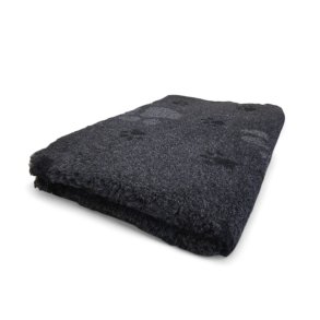 Vetbed med gummi bagside - Koksgr med store gr poter og sm sorte poter 