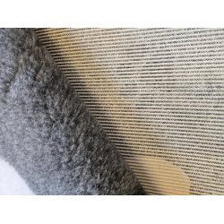 Vetbed med gummi bagside - Lysegr med store hvide poter og sm gr poter