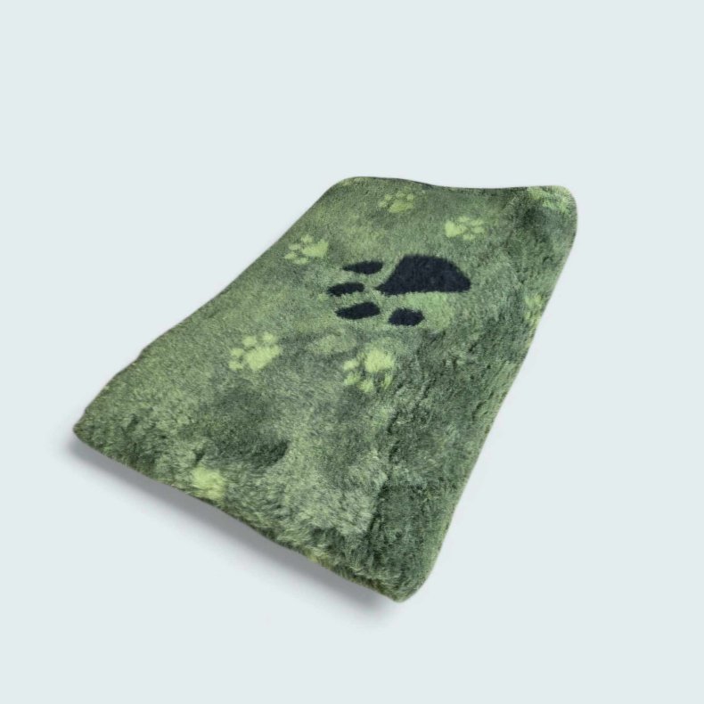 Vetbed med gummi bagside - Olivengrn meleret med store sorte og sm grnne poter ca 80 x 100 cm